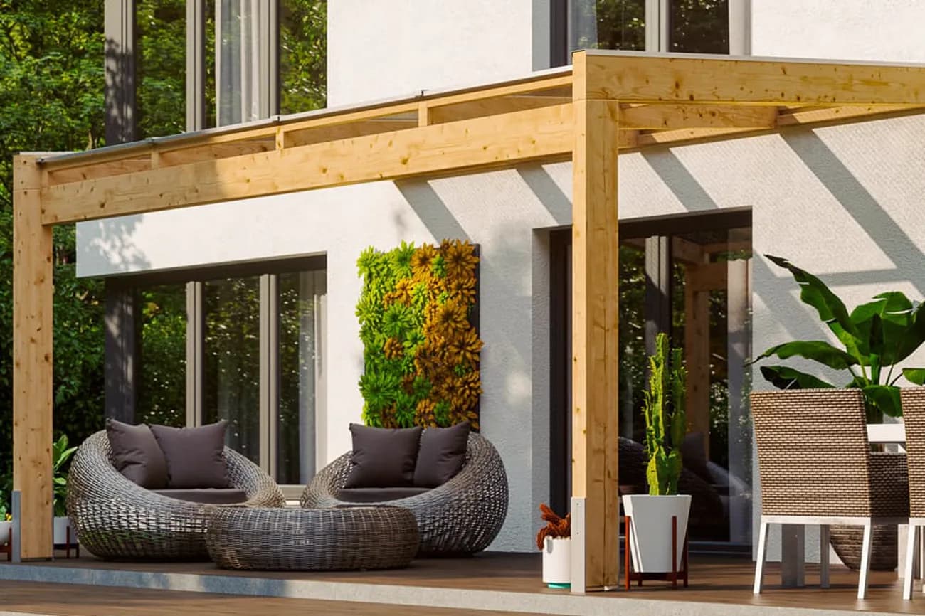 Terrassenüberdachung aus Holz mit Glasdach an einem modernen Wohnhaus