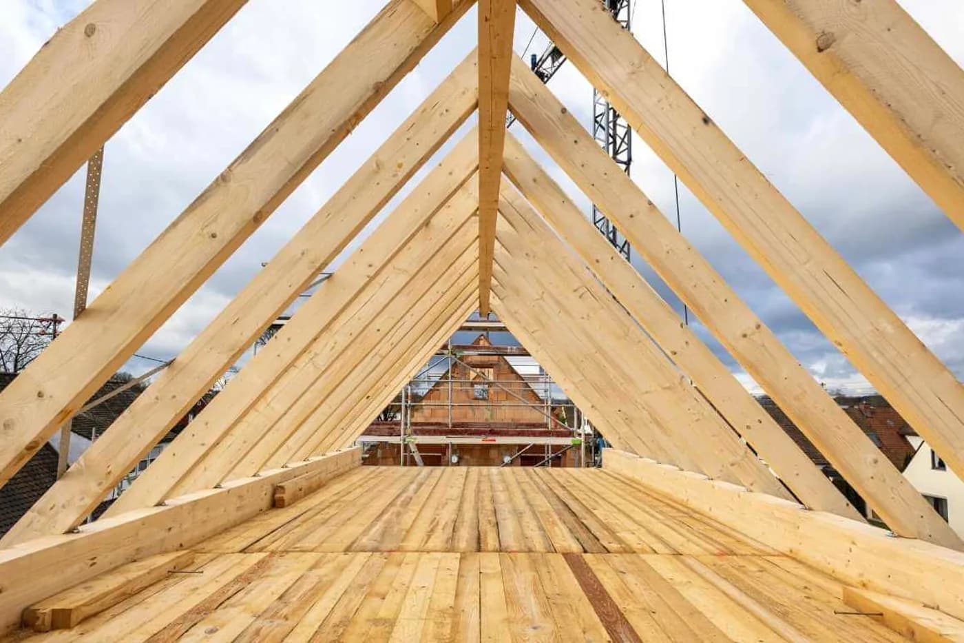 Blick in einen neu errichteten Dachstuhl mit frischen Holzsparren