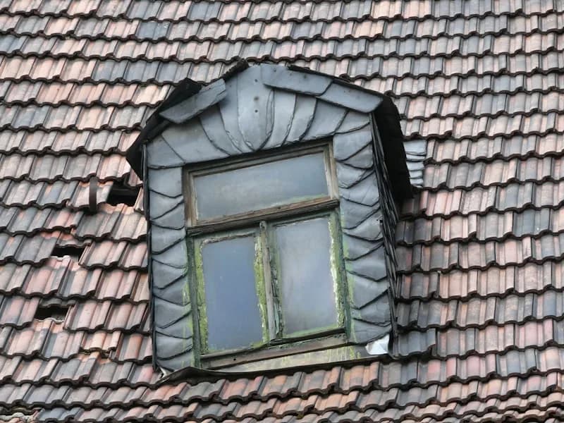 Detail eines abgedichteten Dachanschlusses mit Verblechung